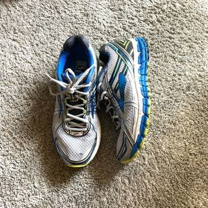 BROOKS RUNNING SNEAKER SIZE 11